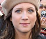La jolie Brittany Snow n'a pas froid aux yeux, malgré la basse température au Festival de Sundance. Ils sont bleus d'origine ! 