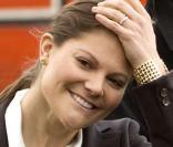 La Princesse Victoria de Suède avec un look chocolat-vanille