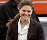 La Princesse Victoria de Suède avec un look chocolat-vanille