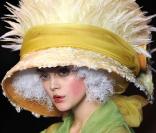 C'est en marquise imaginée par John Galliano que le top défile pour sa collection printemps-été 2009.  