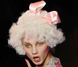 Cette créature printannière, tout droit sortie de l'imagination de John Galliano pour sa collection printemps-été 2009, pose dans une ravissante tenue fleurie. 