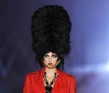 Défilé printemps-été 2009 de John Galliano: le top chapeauté d'un bonnet 
