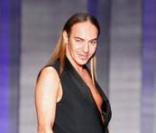 En octobre 2008, comme la tradition l'oblige, John Galliano salue ses admirateurs à la fin de son défilé parisien de prêt-à-porter (collection printemps-été 2009). 