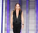 En octobre 2008, John Galliano s'avance sur le podium pour saluer ses invités qui ont eu la joie d'assister à sa collection printemps-été 2009. 