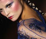 La dentelle se pare de strass pour la collection printemps-été 2009 de John Galliano. 