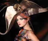 Pour sa collection printemps-été 2009, John Galliano n'a pas hésité à user du style napoléon comme en témoigne ce chapeau revisité couleur bronze. 