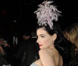Dita Von Teese, en véritable pin-up de cabaret se fait mitrailler par les photographes lors du délié printemps-été 2009 de John Galliano. 