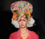 Très champêtre, l'ensemble signé John Galliano pour sa collection printemps-été 2009 se compose d'une robe sanguine assortie d'un cache-coeur rose. 