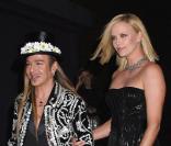 John Galliano, en véritable toréador et chapeauté d'un haute-forme fleuri de marguerites, aux côtés de l'actrice américaine Charlize Theron,  lors du gala new yorkais organisé par la CFDA et le magazine Vogue, en novembre 2008. 
