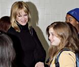 Melanie Griffith et sa fille Stella à l'aéroport de Lax