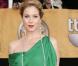 Christina Applegate, le vert lui va si bien, moulée dans une fabuleuse robe verte Ungaro aux SAG Awards