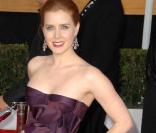 Amy Adams, tenue simple et chic : une robe bustier prune aux SAG Awards