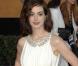 Anne Hathaway, sublime déesse en Azzaro hier soir aux SAG Awards. Un blanc éclatant orné de perles précieuses. 