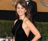 Penélope Cruz, radieuse en robe noire décolletée dans le dos, aux SAG Awards