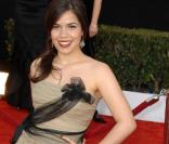 America Ferrera, métamorphosée dans sa robe nude et noire, signée Vera Wang, aux SAG Awards hier soir  