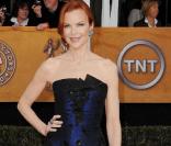 Marcia Cross, sublime en robe fourreau. Preuve que l'association du noir et du bleu est tout simplement chic !