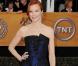 Marcia Cross, sublime en robe fourreau. Preuve que l"association du noir et du bleu est tout simplement chic !