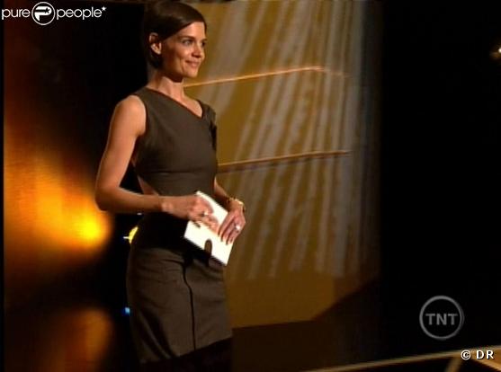 Katie Holmes fabuleuse sur scène, dans une robe Jil Sander pour remettre le prix du meilleur acteur à Sean Penn.