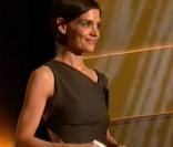 Katie Holmes fabuleuse sur scène, dans une robe Jil Sander pour remettre le prix du meilleur acteur à Sean Penn.