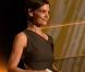 Katie Holmes fabuleuse sur scène, dans une robe Jil Sander pour remettre le prix du meilleur acteur à Sean Penn.