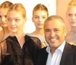 Elie Saab entouré de ses mannequins 