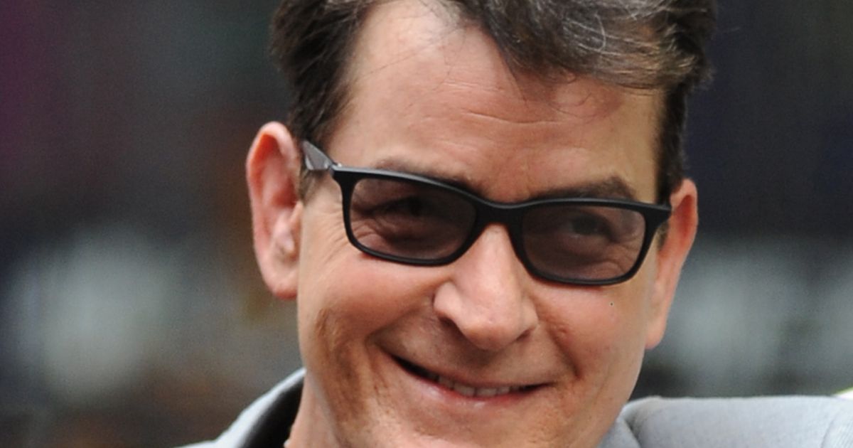 Charlie Sheen atteint du VIH et en couple : Sa nouvelle chérie est une bombe - Pure People
