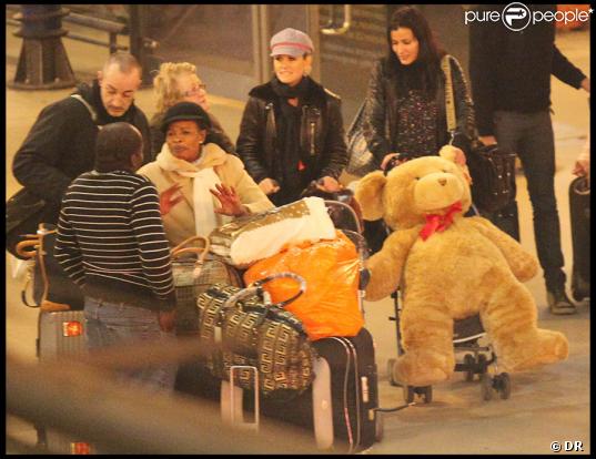 Laeticia Hallyday avec Jade et Joy en revenant de Londres, Gare du Nord, le 20/01/09