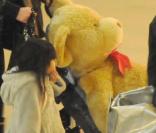 Jade avec sa nounou Maryline et son nounours offert par Hélène Darroze 
