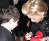 Sharon Stone, très hot, rencontre un tout jeune admirateur...