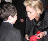 Sharon Stone, très hot, rencontre un tout jeune admirateur...
