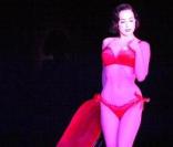 Dita Von Teese pendant les répt' de son nouveau show au Crazy Horse paris