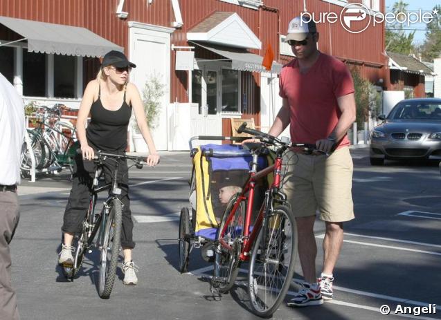 Le couple Naomi Watts-Liev Schreiber en promenade avec Alexander (celui-ci est caché dans le pousse-pousse !) 