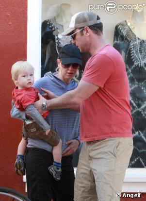 Le couple Naomi Watts-Liev Schreiber en promenade avec Alexander, fils aîné 