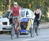 Le couple Naomi Watts-Liev Schreiber en promenade avec Alexander, somnolant dans le pousse-pousse ! 