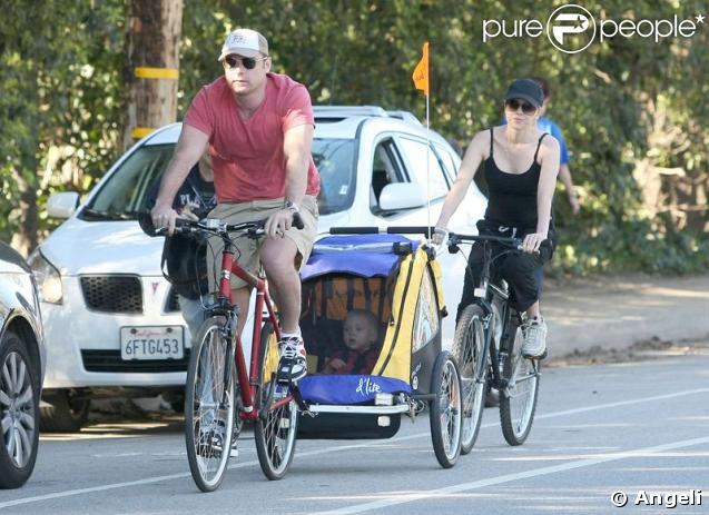 Le couple Naomi Watts-Liev Schreiber en promenade avec Alexander, somnolant dans le pousse-pousse ! 