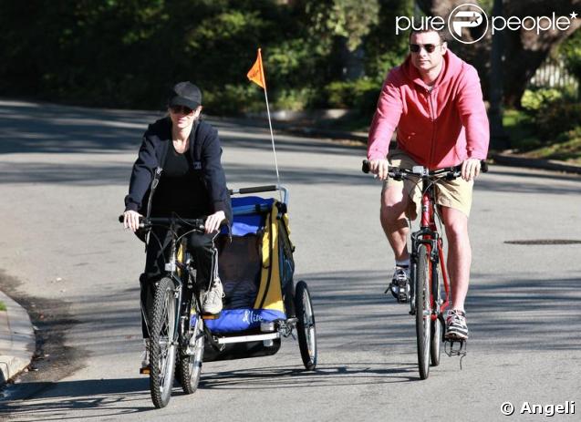 Le couple Naomi Watts-Liev Schreiber en promenade avec Alexander, fils aîné 