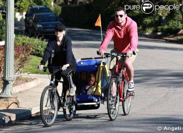 Le couple Naomi Watts-Liev Schreiber en promenade avec Alexander : et c'est maman qui tire cette fois ! 