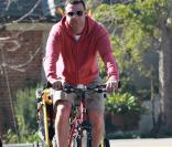 Liev Schreiber en promenade avec Alexander, confortablement installé dans le pousse-pousse 
