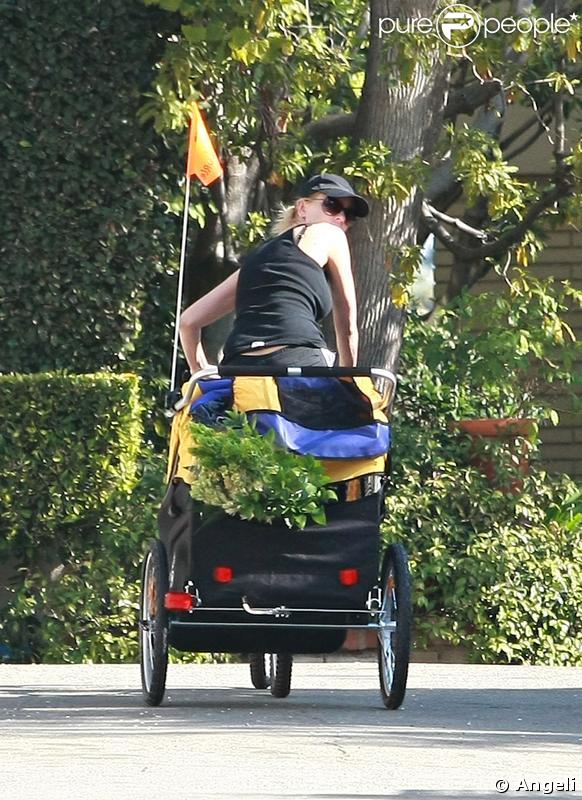 Incroyable ! En plus de supporter un enfant, le pousse-pousse magique de Naomi Watts permet aussi de porter les courses ! 