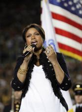 Jennifer Hudson chante l'hymne américain lors du 43e Super Bowl, en playback