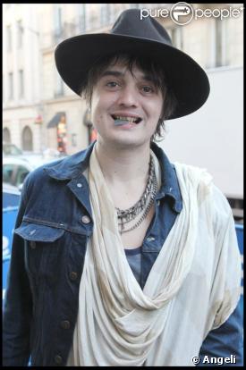 Pete Doherty quitte les locaux d'Europe 1... c'est bien mais pas top