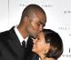 Il est immense, elle est mini mais du moment que les pieds touchent par terre ! C"est ainsi que le basketteur Tony Parker, 26 ans et la Desperate Housewive Eva Longoria 33 ans se sont dit oui en 2007.