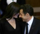 Cette love story fait couler tant d'encre... Après un an de mariage, le couple Nicolas Sarkozy, 53 ans et Carla Bruni, 41 ans, détonne diplomatiquement et médiatiquement !