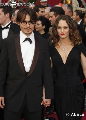 Casseur d'hôtels, Johnny Depp, 45 ans, s'est métamorphosé avec Vanessa Paradis, 36 ans, depuis 1998. Avec leurs 2 enfants et leur maison (parmi tant d'autres) dans le Sud de la France, ils forment un couple idyllique !