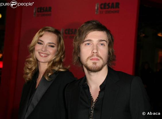 Décalés mais séduisants, voici 2 qualificatifs qui vont comme 2 gants à Louise Bourgoin et Julien Doré. Depuis Le Grand Journal où le chanteur était invité en 2008, ils ne se quittent plus.