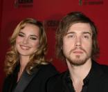 Décalés mais séduisants, voici 2 qualificatifs qui vont comme 2 gants à Louise Bourgoin et Julien Doré. Depuis Le Grand Journal où le chanteur était invité en 2008, ils ne se quittent plus.  