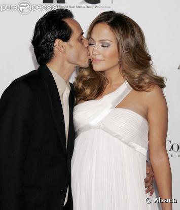 Jennifer Lopez, 39 ans, quitte Ben Affleck et s'entiche d'un certain Marc Anthony, 40 ans, chanteur sud-américain. Il l'épouse peu après avoir divorcé de sa 1e épouse en 2004 et ensemble, ils auront des jumeaux en 2008.