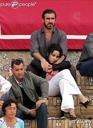 Réputé pour avoir le sang chaud sur les terrains de foot, Eric Cantona se fait doux comme un agneau auprès de la belle comédienne Rachida Brakni avec qui il joue dans L'Outre-mangeur et qu'il épouse en 2005.