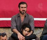 Réputé pour avoir le sang chaud sur les terrains de foot, Eric Cantona se fait doux comme un agneau auprès de la belle comédienne Rachida Brakni avec qui il joue dans L'Outre-mangeur et qu'il épouse en 2005.