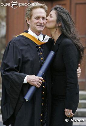 En 2000, Michael Douglas joue dans l'excellent Traffic et se marie avec Catherine Zeta-Jones, sa partenaire à l'écran ! Malgré la différence d'âge (il a 64 ans, elle a 39 ans), l'amour rime avec toujours pour ce couple hollywoodien.